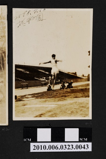 男子於甲子園跳遠背影照 (共1張)