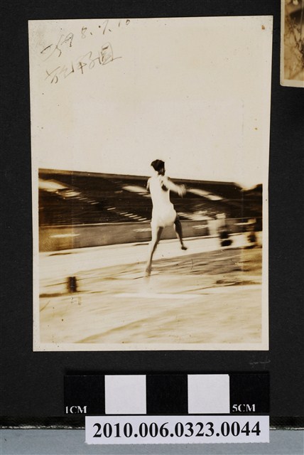 男子於甲子園跳遠背影 (共1張)