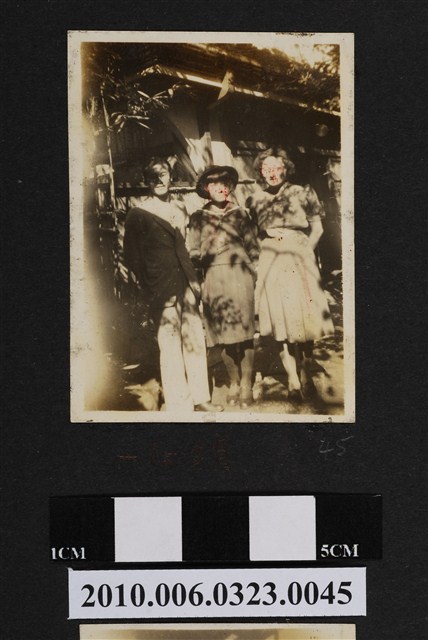 廖漢水等3人於一心館合照 (共1張)