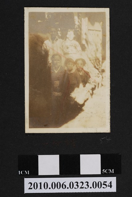 5人於一心館合照 (共1張)