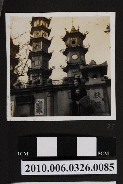 女子於台南市開元寺圓光寶塔前獨照 (共1張)