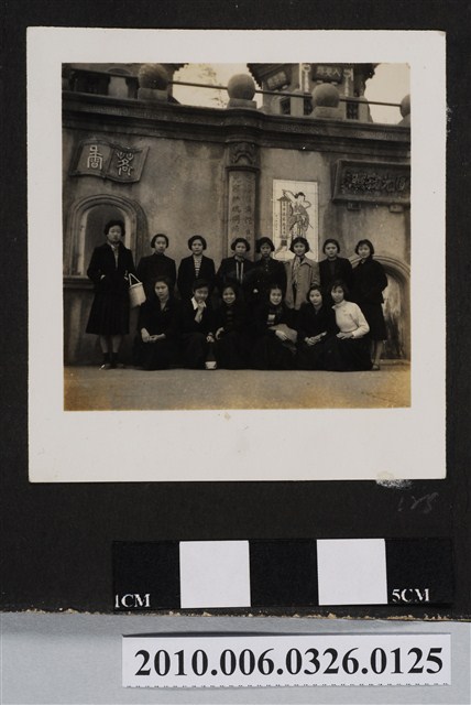 眾人於台南市開元寺圓光寶塔前合照 (共1張)
