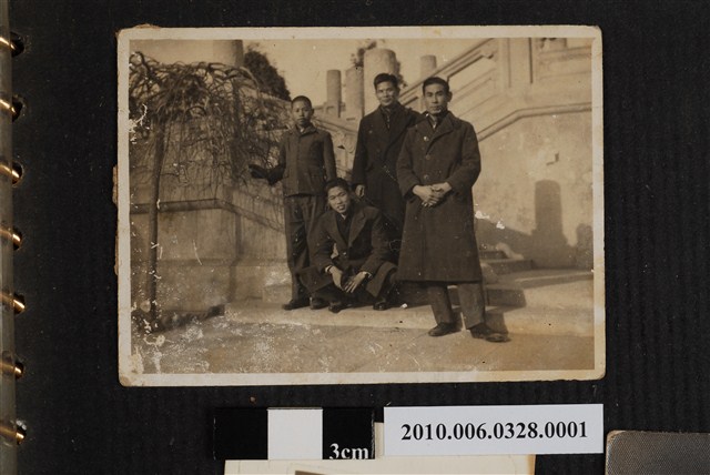 4名男子合照 (共2張)