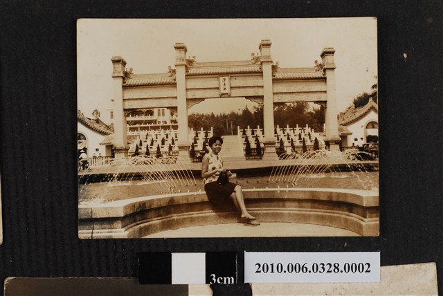 女子於澄清湖獨照 (共2張)