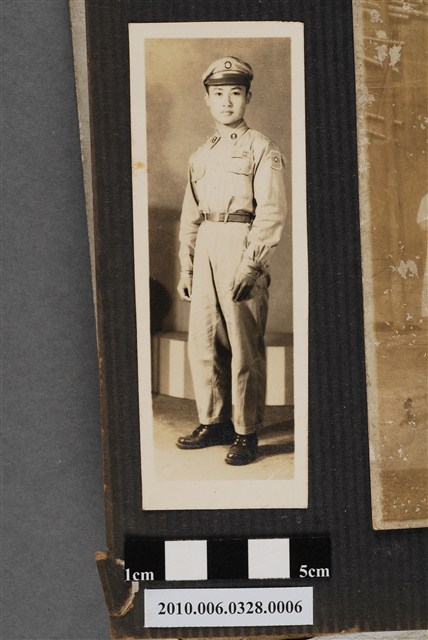 男子獨照 (共2張)