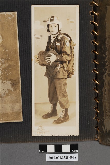 男子獨照 (共2張)