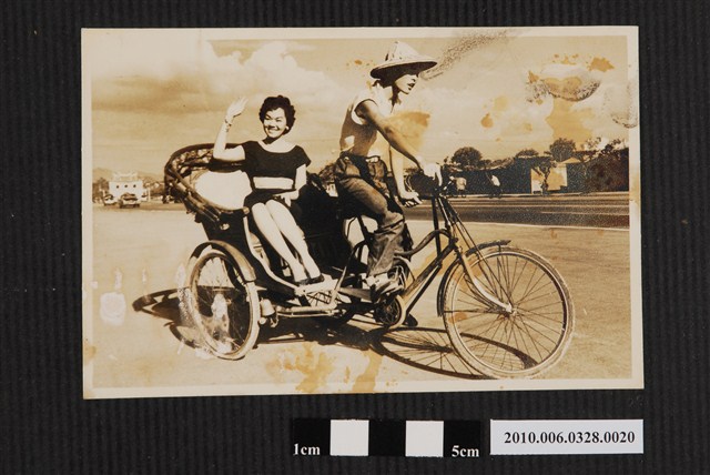 女子乘坐三輪車照 (共2張)