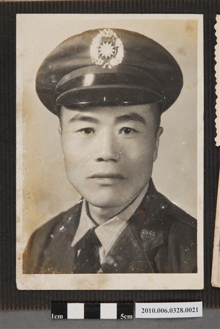 男子獨照 (共2張)