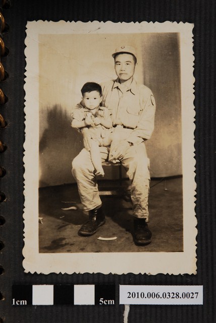 男子與孩童2人合照 (共2張)