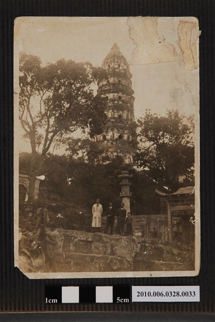 4人於江蘇虎丘塔前合照 (共2張)