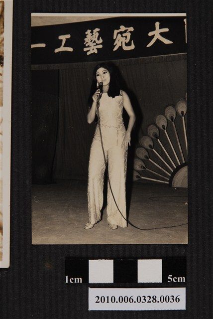 女子表演獨照 (共2張)