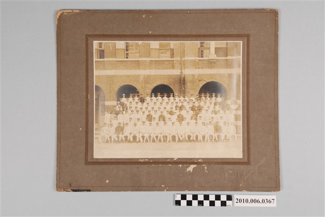 男子學生與教師合照 (共2張)