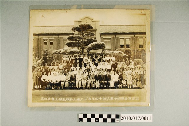 臺南市各界婦女慶祝44年度婦女節模範婦女攝影紀念照 (共2張)