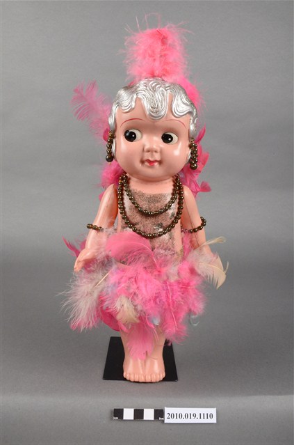 粉紅羽飾銀髮小女孩玩偶 (共9張)