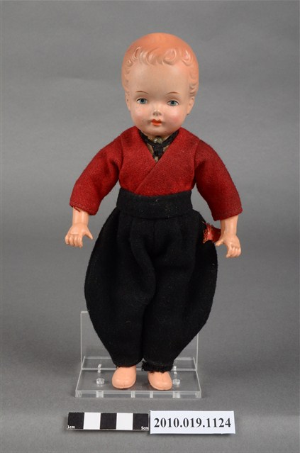 紅衣黑褲男孩玩偶 (共9張)