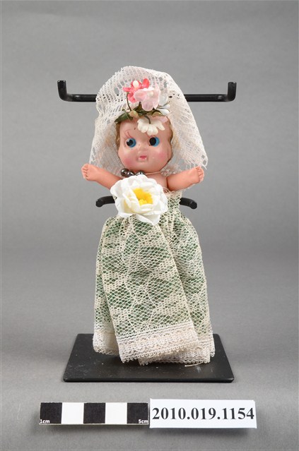 金髮藍眼捧花女孩玩偶 (共9張)