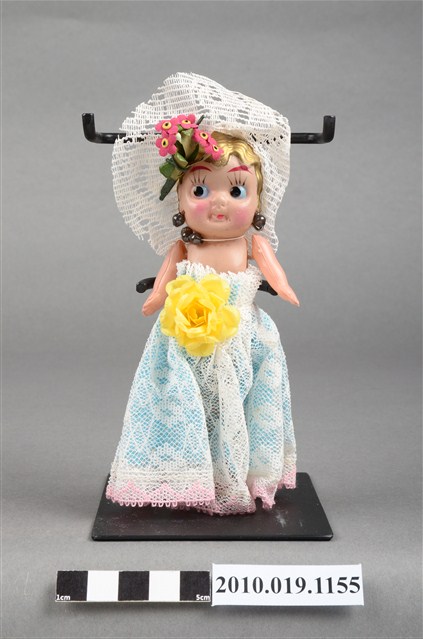 金髮藍眼捧花女孩玩偶 (共9張)