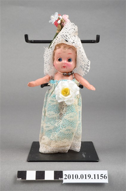 金髮藍眼捧花女孩玩偶 (共9張)