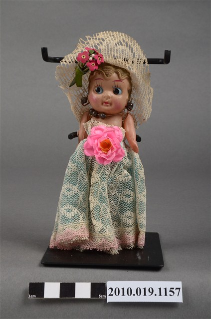 金髮藍眼捧花女孩玩偶 (共9張)