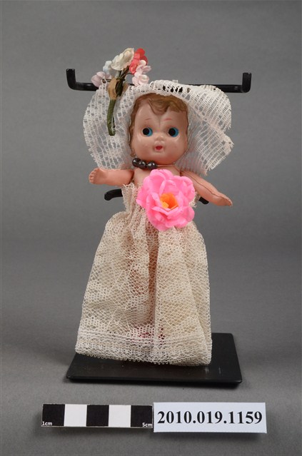 金髮藍眼捧花女孩玩偶 (共9張)