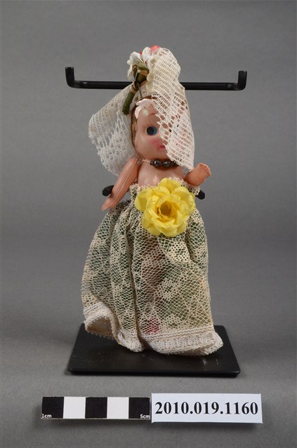 金髮藍眼捧花女孩玩偶 (共9張)