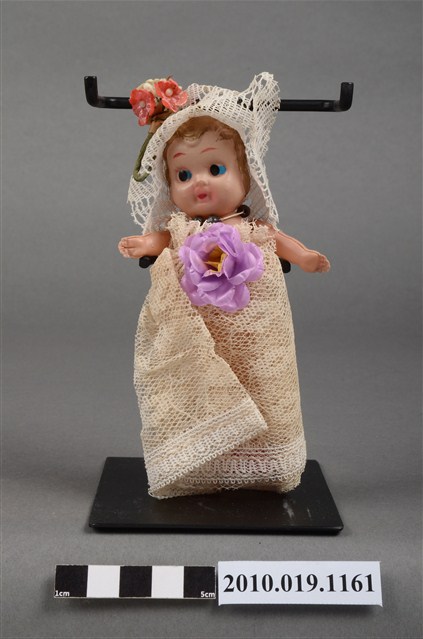 金髮藍眼捧花女孩玩偶 (共9張)