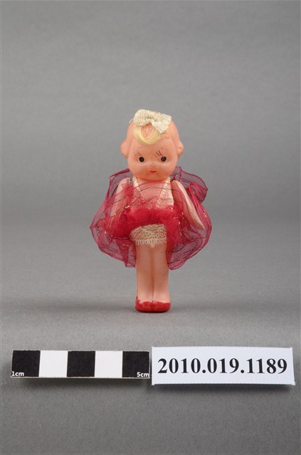 紅色洋裝玩偶 (共9張)