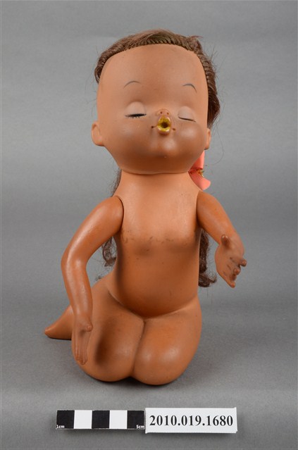 咖啡色嘟嘴女孩玩偶 (共9張)