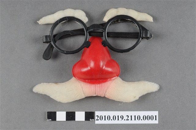 黑色眼鏡與紅鼻裝扮道具 (共4張)