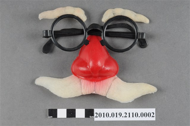 黑色眼鏡與紅鼻裝扮道具 (共4張)