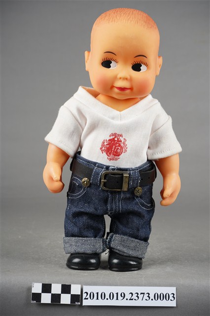 Lee牛仔褲白上衣男孩玩偶 (共11張)