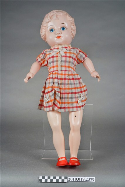 格子洋裝女孩玩偶 (共9張)