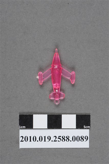 粉紅色噴射機造型尪仔仙 (共2張)