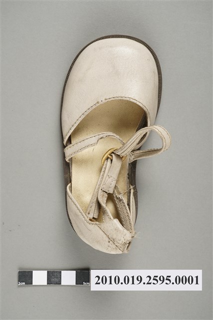 西班牙Lepanto牌皮製交叉繫帶兒童涼鞋左足 (共7張)