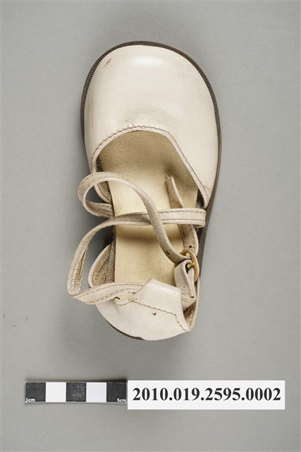 西班牙Lepanto牌皮製交叉繫帶兒童涼鞋右足 (共7張)