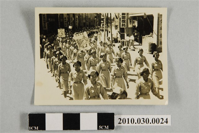 彰化地區慶祝國慶遊行手持「殺朱拔毛」宣傳牌彰化女中大隊相片 (共2張)