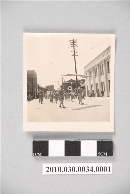 彰化地區國家慶典遊行活動前導標語與男學生鼓號樂隊相片 (共2張)