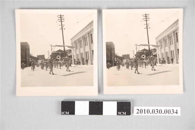 彰化地區國家慶典遊行活動前導標語與男學生鼓號樂隊相片 (共2張)