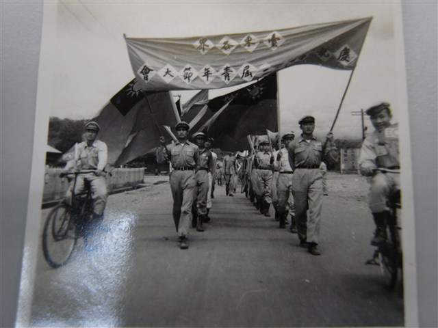 手持「臺東各界慶祝第十二屆軍人節大會」標語遊行隊伍 (共3張)