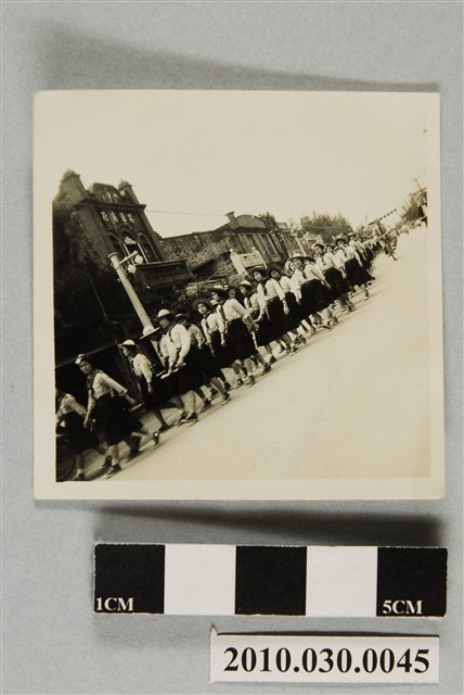 臺東各界慶祝第十二屆軍人節大會遊行女學生隊伍 (共2張)