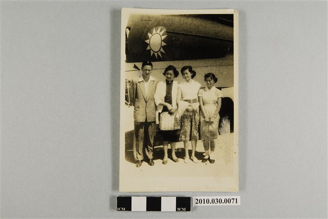 軍機前的合照 (共2張)