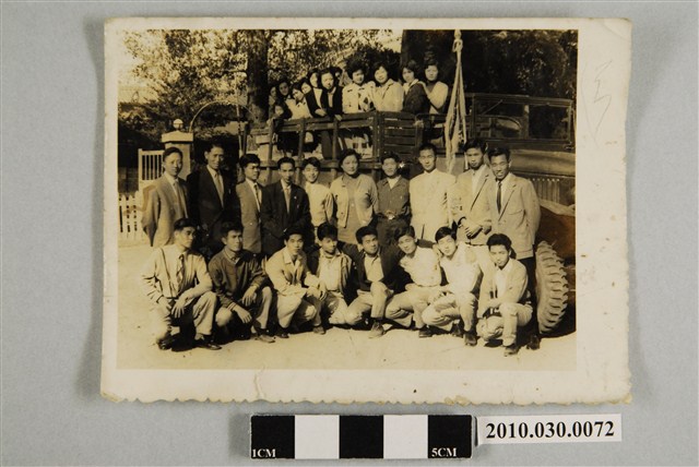 一群男女性的合照 (共2張)