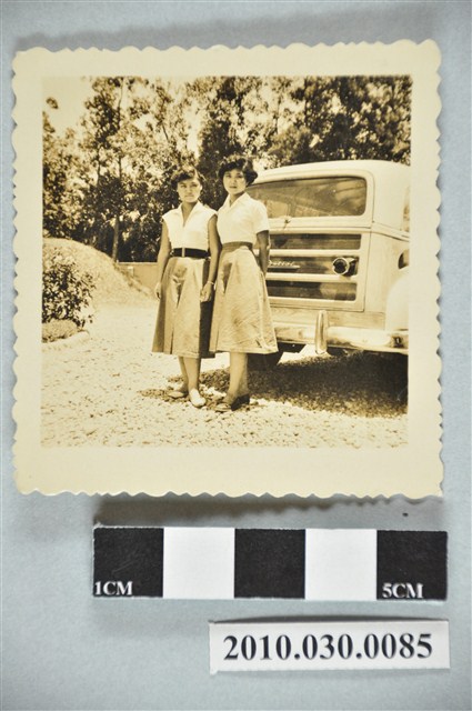 兩位裙裝女性在進口車前的合照 (共2張)