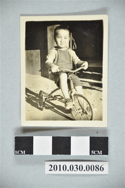 小朋友騎三輪車黑白照 (共2張)