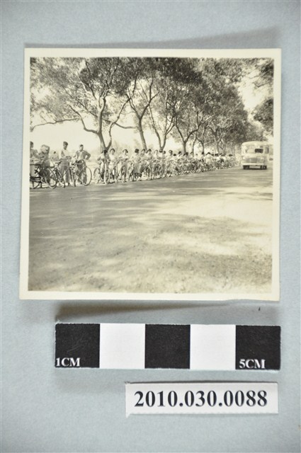 道路兩旁歡迎自行車長征大隊的行列 (共2張)