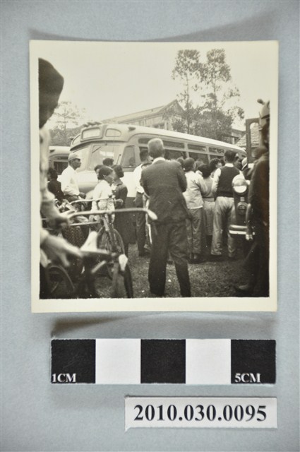 群眾圍觀與巴士 (共2張)