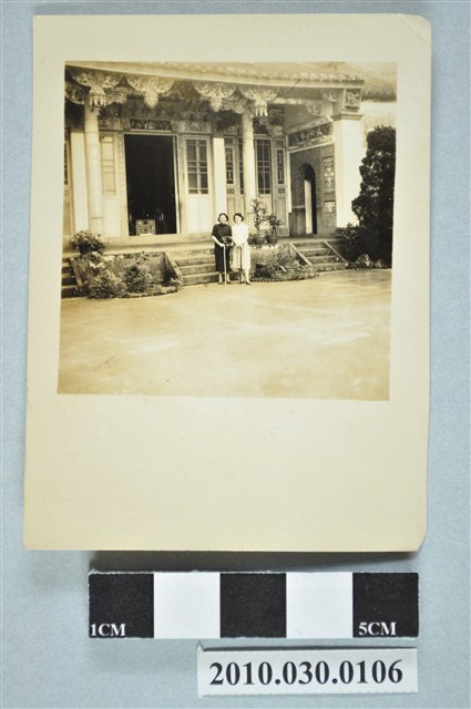 2位女性於廟前合影 (共2張)