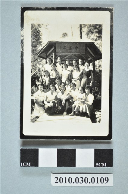 一群女性在中正亭的合照 (共2張)