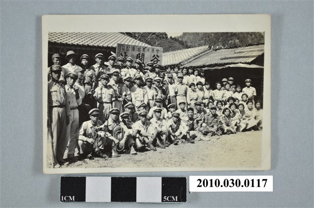 學生於豐原客運谷關站前合影 (共3張)