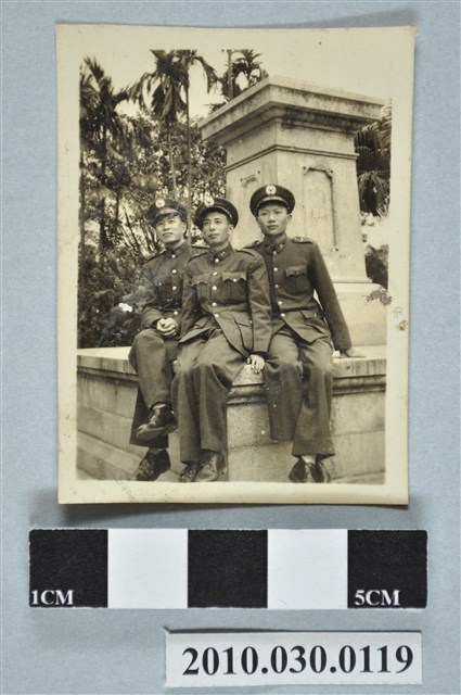 英良攝贈三位軍人的合照 (共2張)